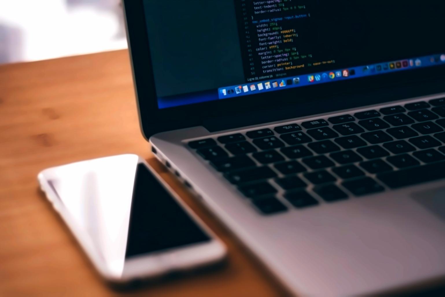 Arbeitsumgebung mit digitalen Werkzeugen für KI-Integration in bestehende Prozesse